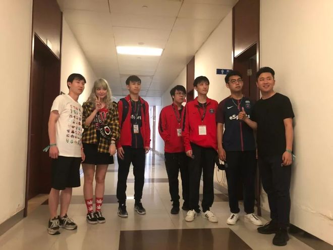 把镜头拉回